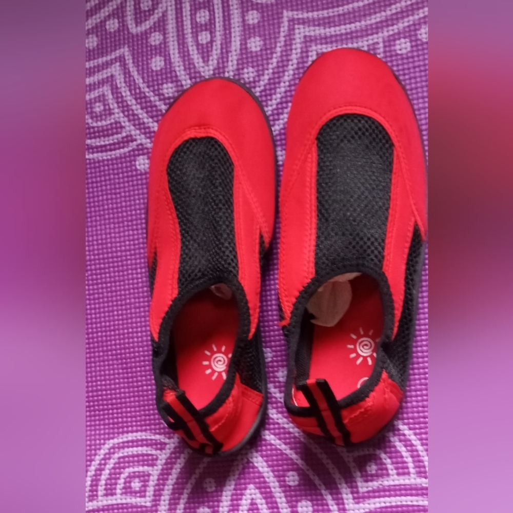 Red & Black Mesh Slip On Shoes - Size: 8 - NWOT